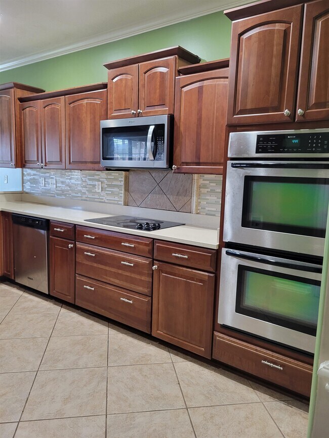 Building Photo - 37 Christmas Dr