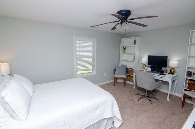 Building Photo - Quaint Single Family Home