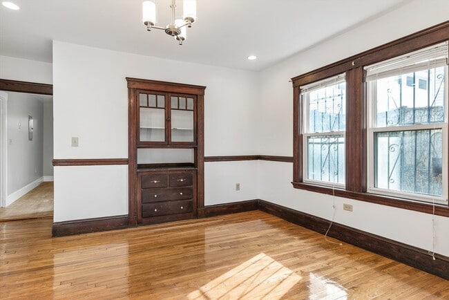 Building Photo - 28 Sunset St