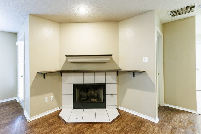 Building Photo - Welcome to this Spacious 2-Bedroom Home!