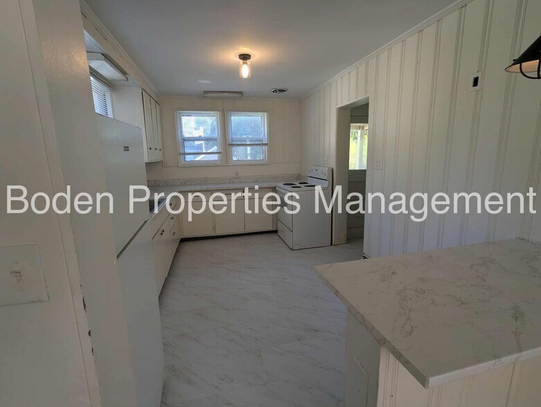 Building Photo - 412 W Nelson St