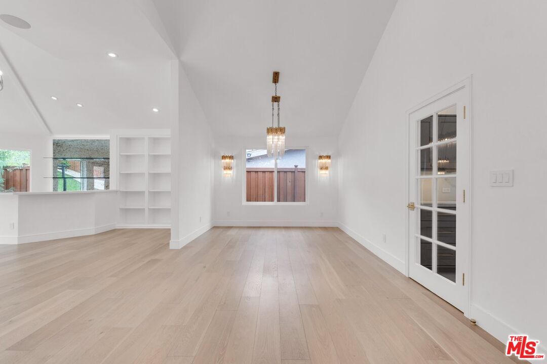 Building Photo - 5715 Oso Ave
