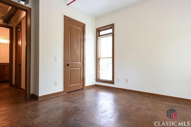 Building Photo - 250 Martha Dr