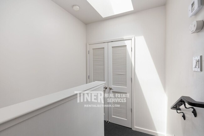 Building Photo - 1322 E Sutter Walk