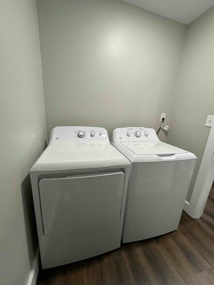 Building Photo - 56 Holloway Dr