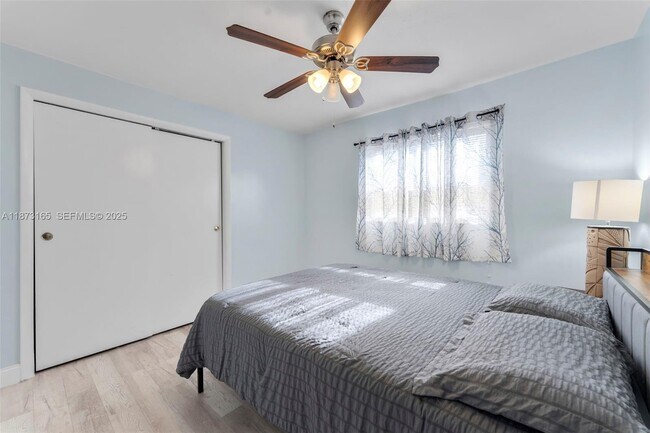 Building Photo - 820 SW 12th Ct