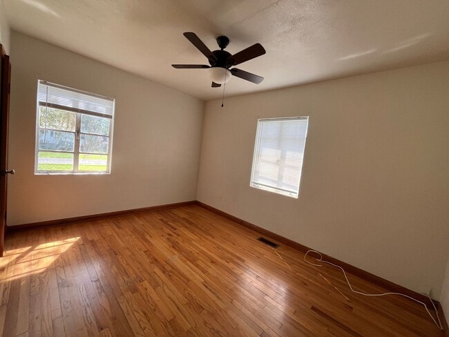 Building Photo - 3 Bedroom, 1 Bath home in Live Oak with la...