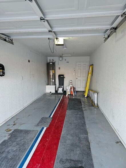 Garage - 3035 Kiowa Blvd N