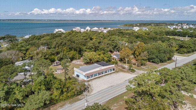 Building Photo - 360 Island Rd
