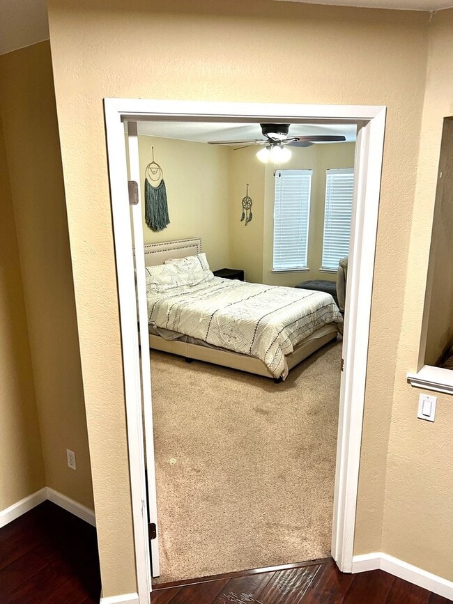 Building Photo - Centrally Located Roseville Condo