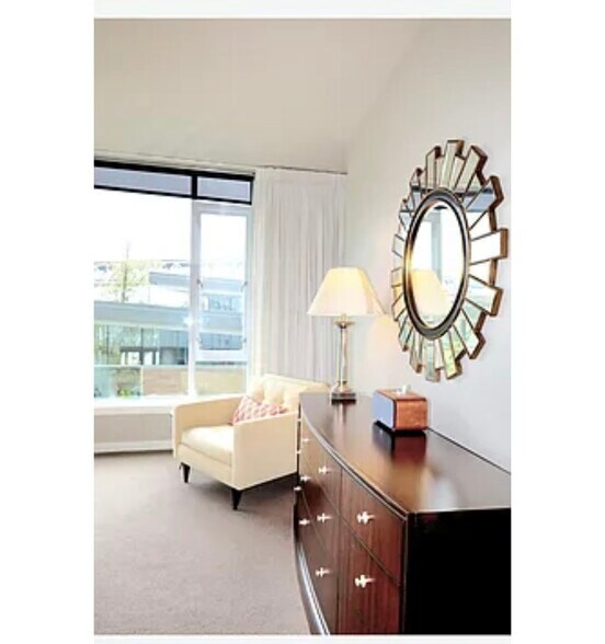 Building Photo - 1900 S River Dr