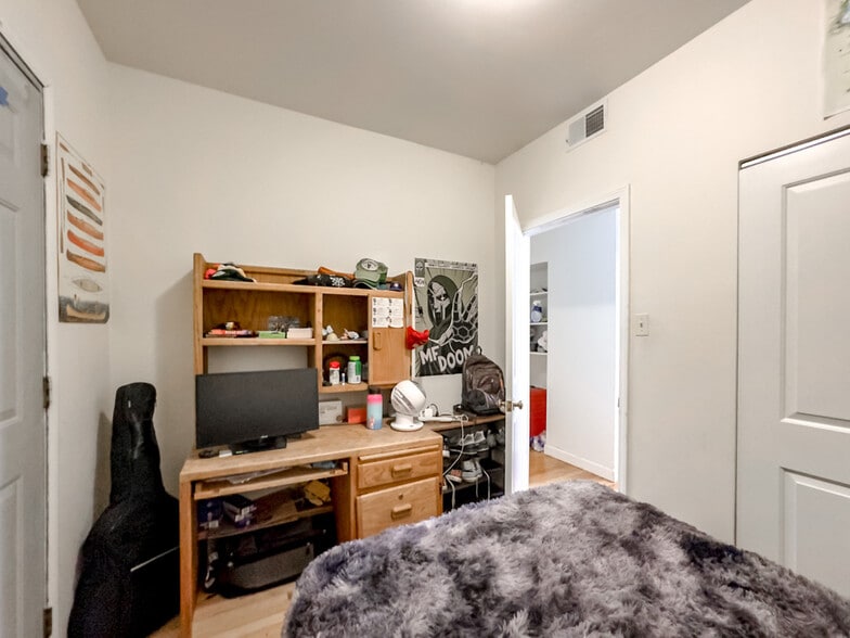 Building Photo - 6711 N Sheridan Rd