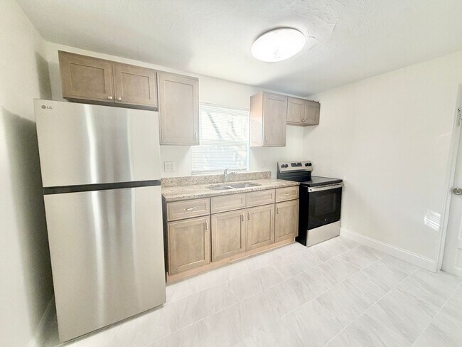 Building Photo - 618 6th Ave