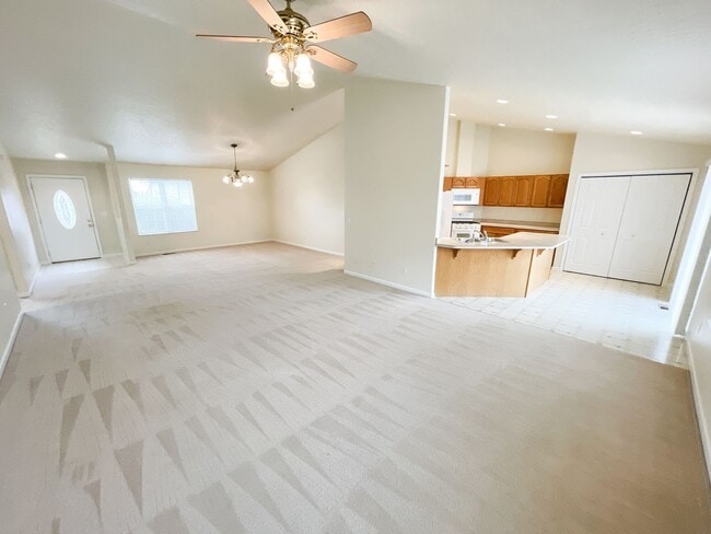 Building Photo - Spacious open floor plan in North Hills