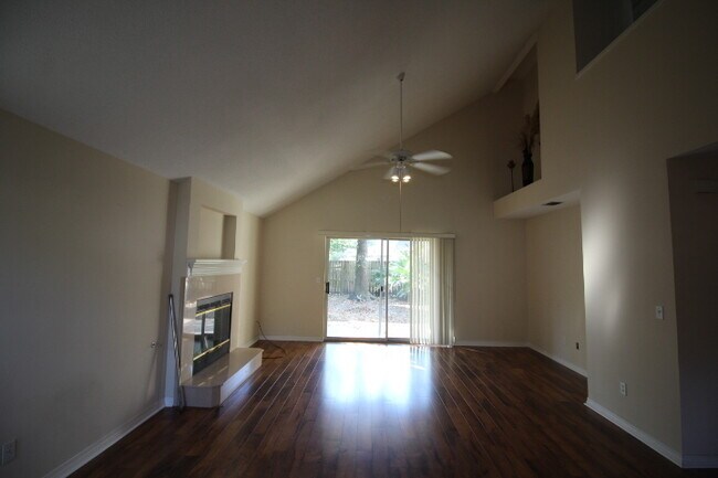Building Photo - Spacious 3 Bedroom Townhouse Near Hurlburt...
