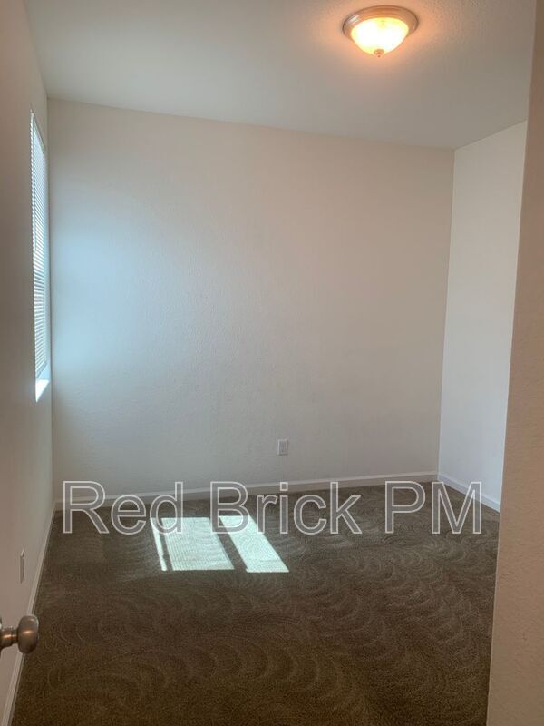 Building Photo - 821 Tivoli Dr