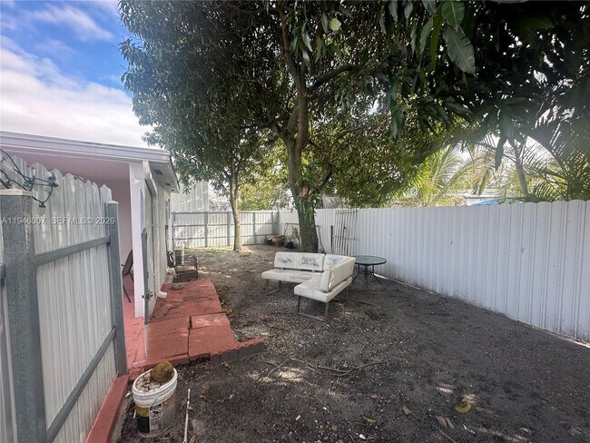 Building Photo - 326 E 34th St