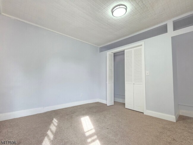 Building Photo - 8 Lincoln Ave