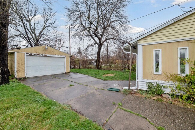 Building Photo - West Side - 3 Bedroom Bungalow