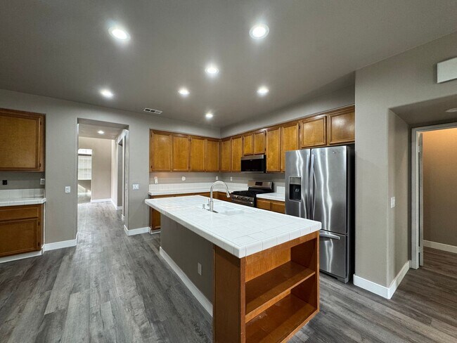 Building Photo - 5 Bedroom 3.5 Bathroom Home in Willowalk Community