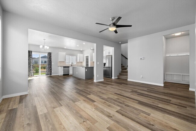 Building Photo - 3 bed, 3 bath with over 2000 sq ft!