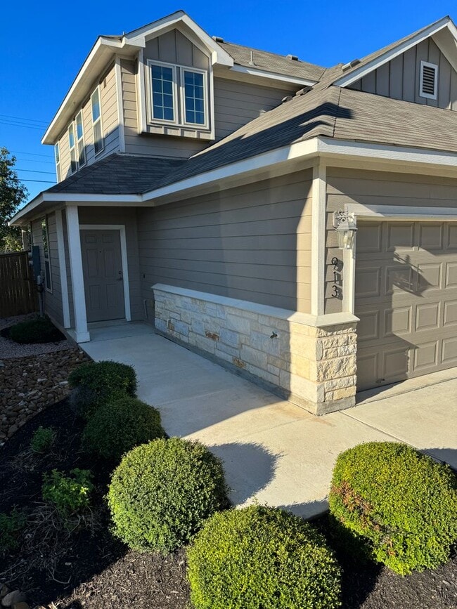 Building Photo - Fabulous Townhome Located minutes to Gruene and Downtown New Braunfels!