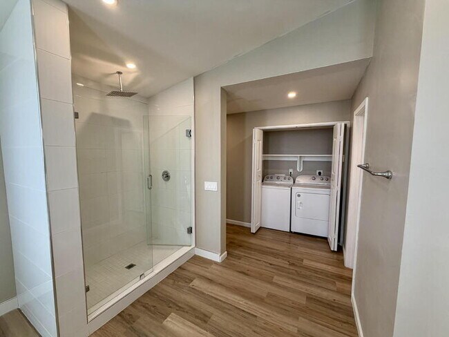 Building Photo - 2029 W Adams St