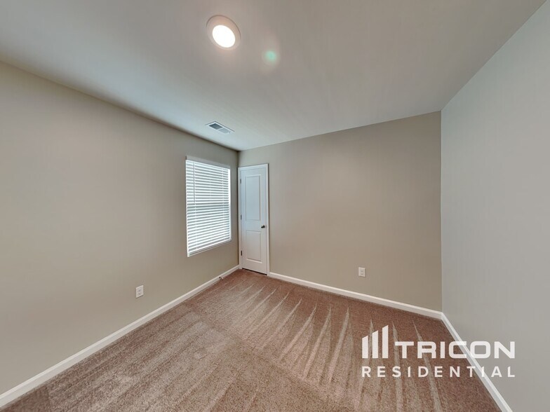 Building Photo - 1361 Woodhouse Dr