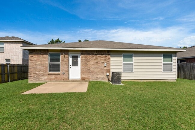 Building Photo - Beautiful 3 bed 2 bath home in Poynter Cro...