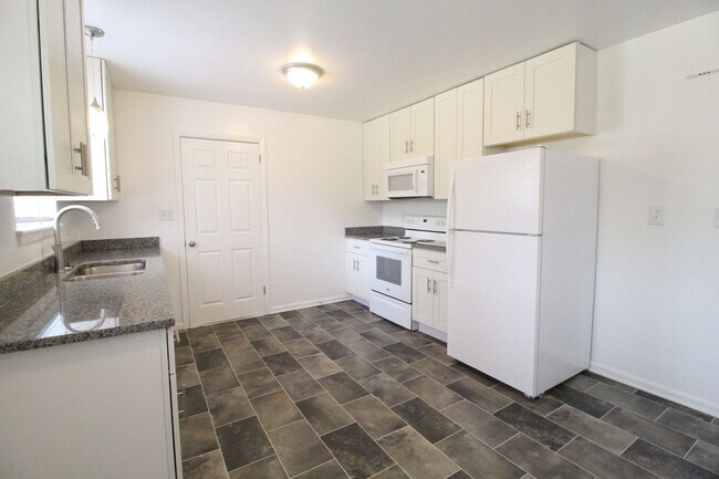 Building Photo - 3 Bedroom 1 Bath Home In Overland Park