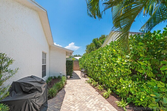 Building Photo - 1401 Hummingbird Dr