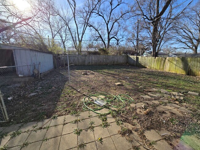 Building Photo - 3 bed 1 bath house