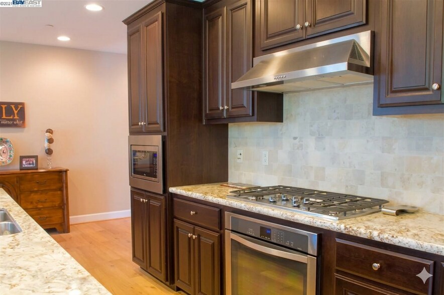 Kitchen - 3335 Central Pky