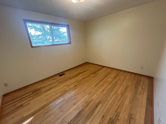 Building Photo - Beautiful 3 Bedroom 1 1/2 Bath with Huge Fenced Backyard! Tour Today!