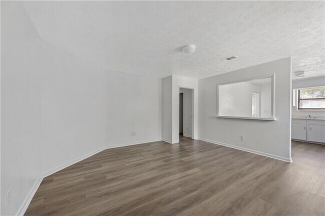 Building Photo - 233 Tanglewood Dr