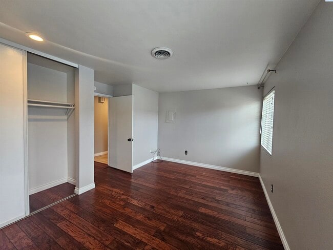 Building Photo - Upper Level Condo overlooking Pool and Clu...
