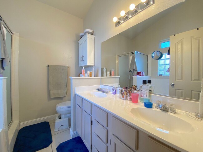 Building Photo - Northeast El Paso 3 bed with Refrig A/C and Solar Panels