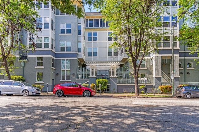 Building Photo - Downtown Oakland Condo w/ Parking & In Unit Laundry
