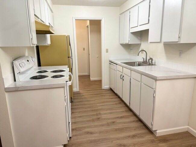 Building Photo - 2 Bedroom Duplex Off Oleson Road!