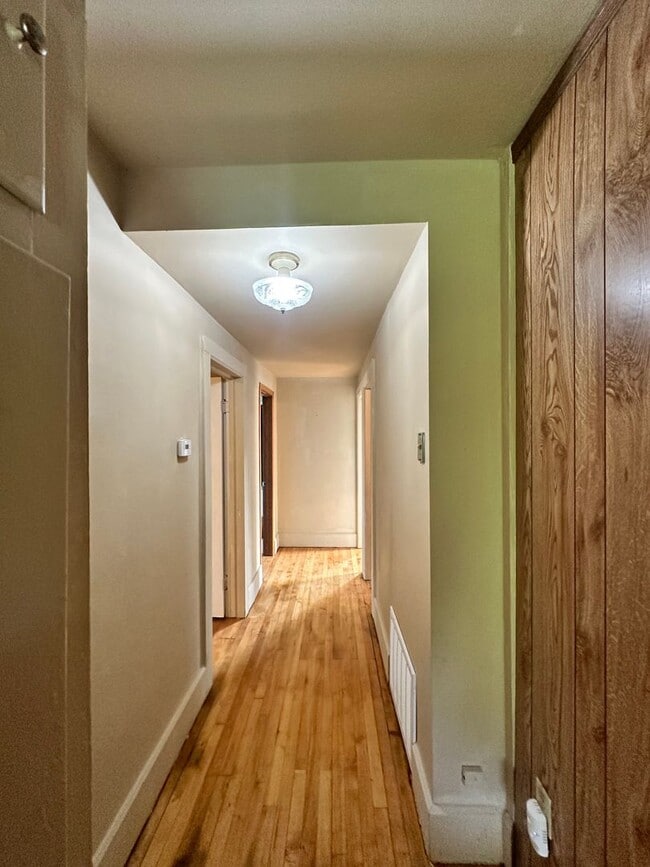 Building Photo - 4 Bed Room 2 Bath Big Yard