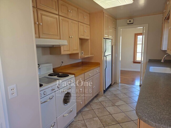 Building Photo - Adorably Rustic home 2 blocks from the shore.