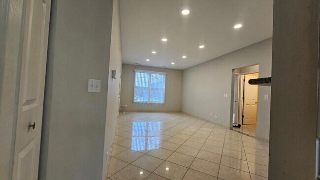 Building Photo - 151 N Waters Edge Dr