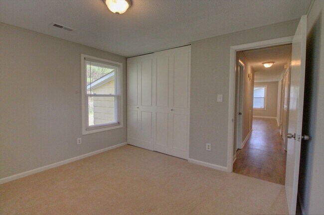 Building Photo - 2530 Glenbrook Dr
