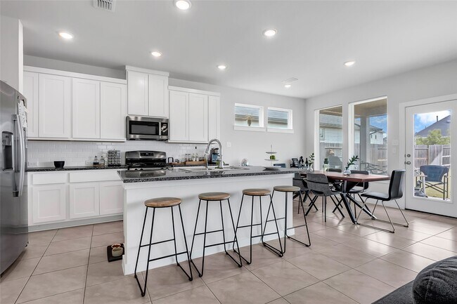 Building Photo - 7218 Clearwater Cv Dr