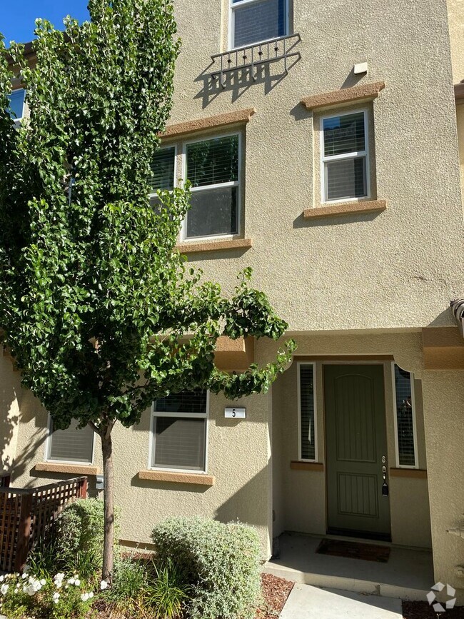 Building Photo - Livermore, Gorgeous Townhome 4 bed/3.5 bat...