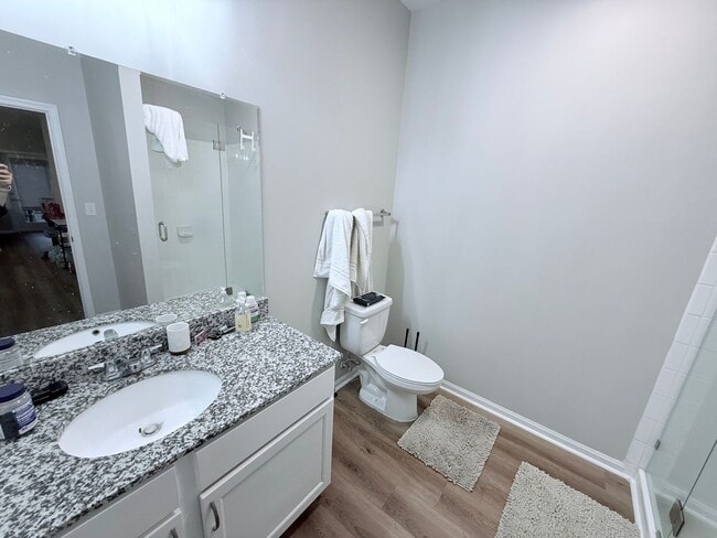 Building Photo - 4BD/4BA FURNISHED ROWANDALE UNIT