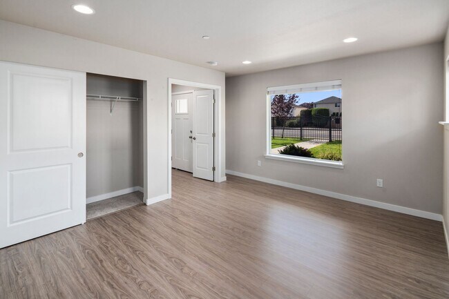 Building Photo - Rainier View Court Townhomes - Contemporar...