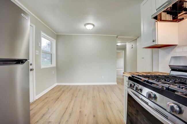 Building Photo - Freshly Updated 3 Bedroom House