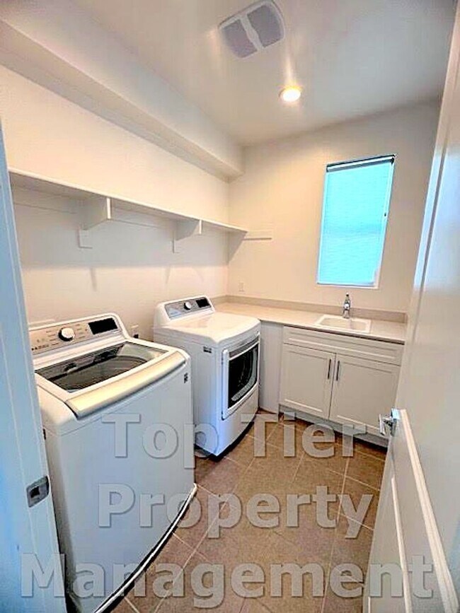 Building Photo - Beautiful & Modern 3 bed/ 3.5 bath/ 2,029 Sqft Condo with amazing Views in Carroll Canyon- Availa...