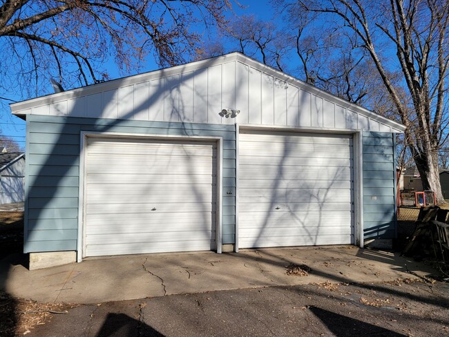 Building Photo - 4 Bedroom House in North St. Cloud!